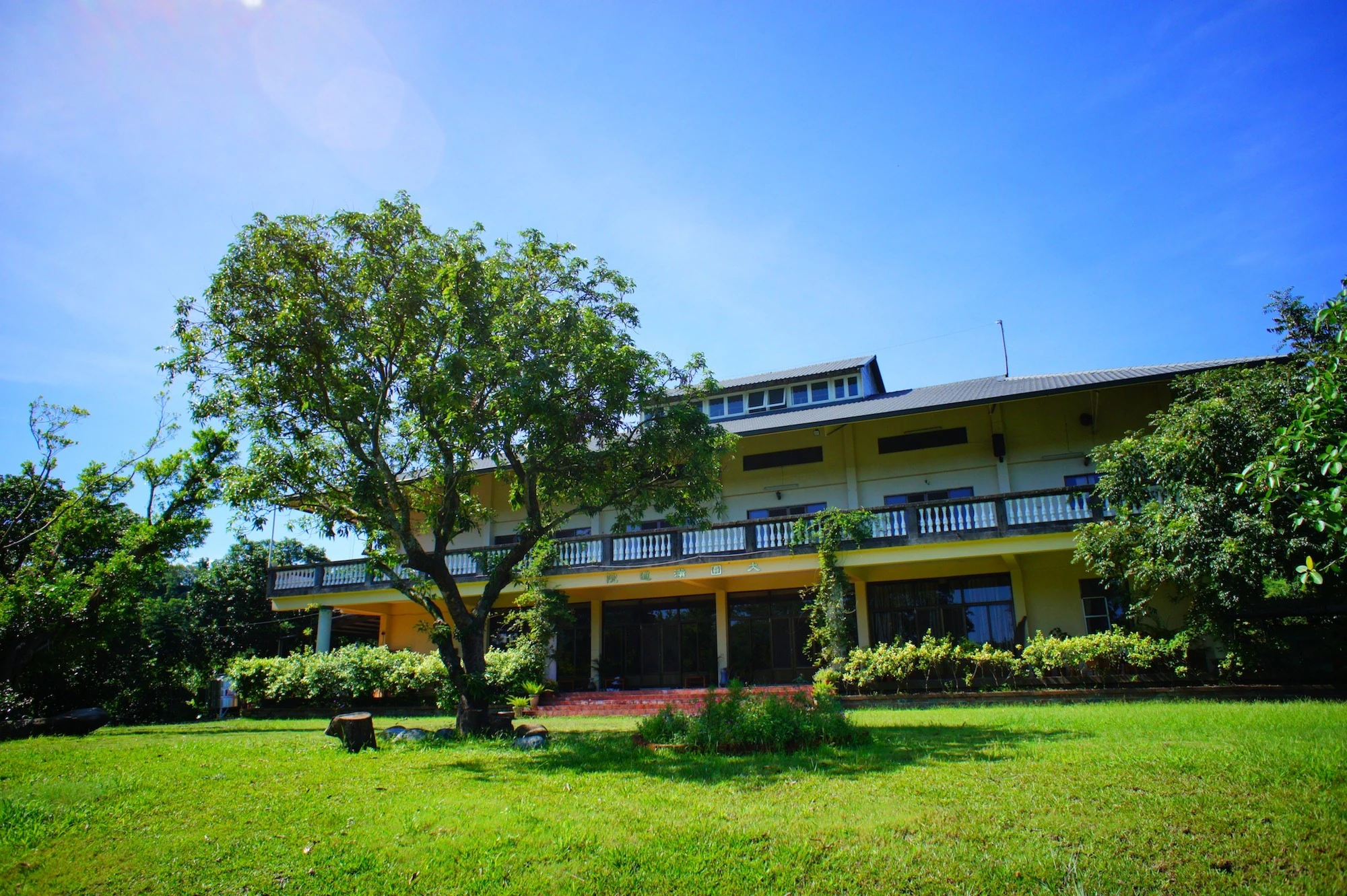 The main building at Ánanda Suruci, constructed in 1991